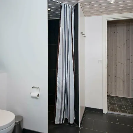 Two-bedroom Holiday In 6 *
